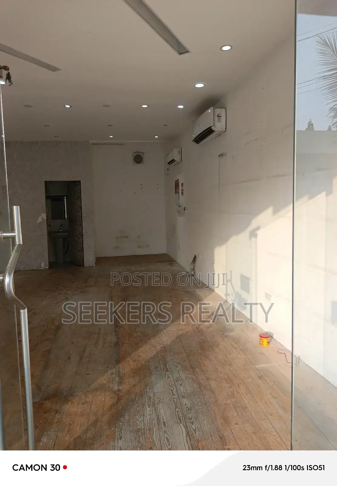 Contemporary Shop on a Busy Street at Labone for Rent in Labone