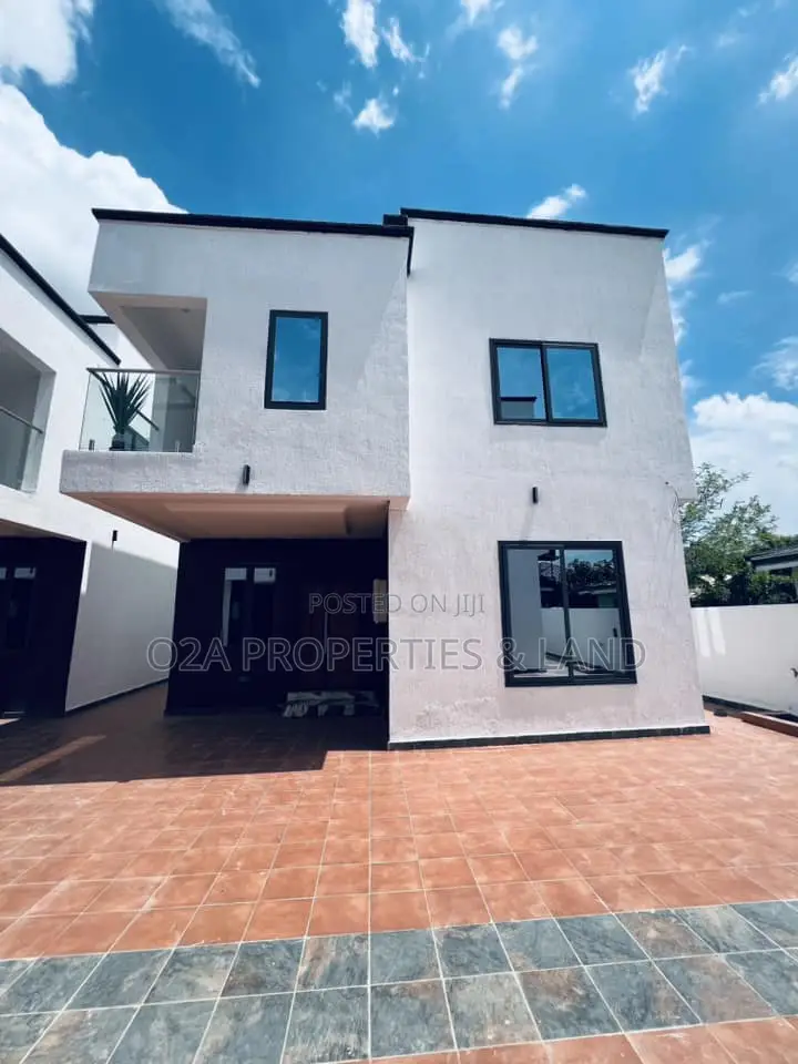 3bdrm Townhouse/Terrace in Ashaley Botwe, Lake Side Estate for sale in Lake Side Estate