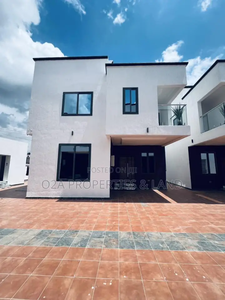 3bdrm Townhouse/Terrace in Ashaley Botwe, Lake Side Estate for sale in Lake Side Estate