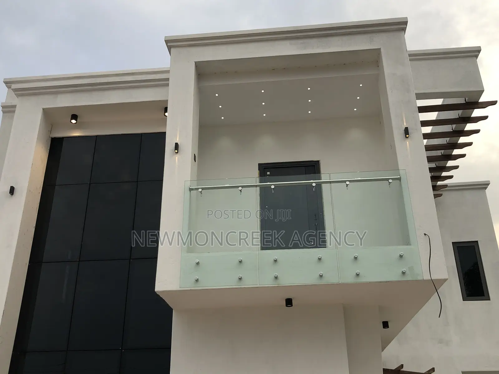 4bdrm Duplex in Off The Oyarifa, Accra Metropolitan for sale in Accra Metropolitan
