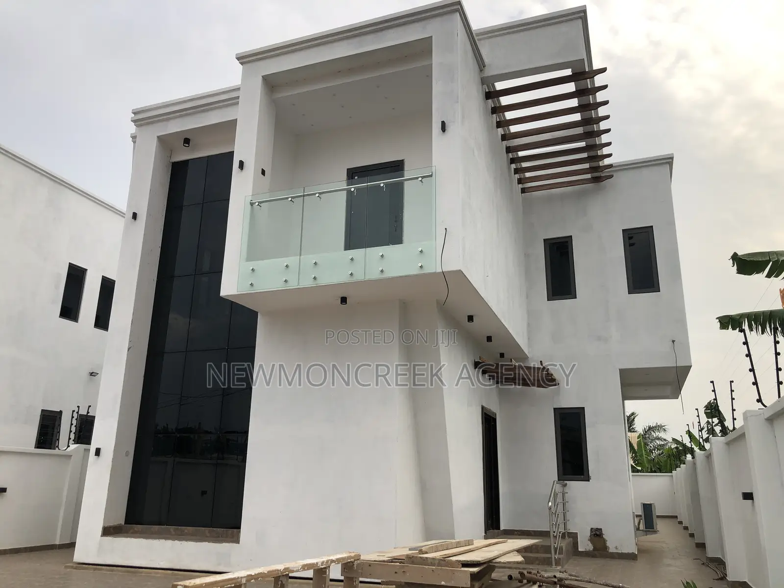 4bdrm Duplex in Off The Oyarifa, Accra Metropolitan for sale in Accra Metropolitan