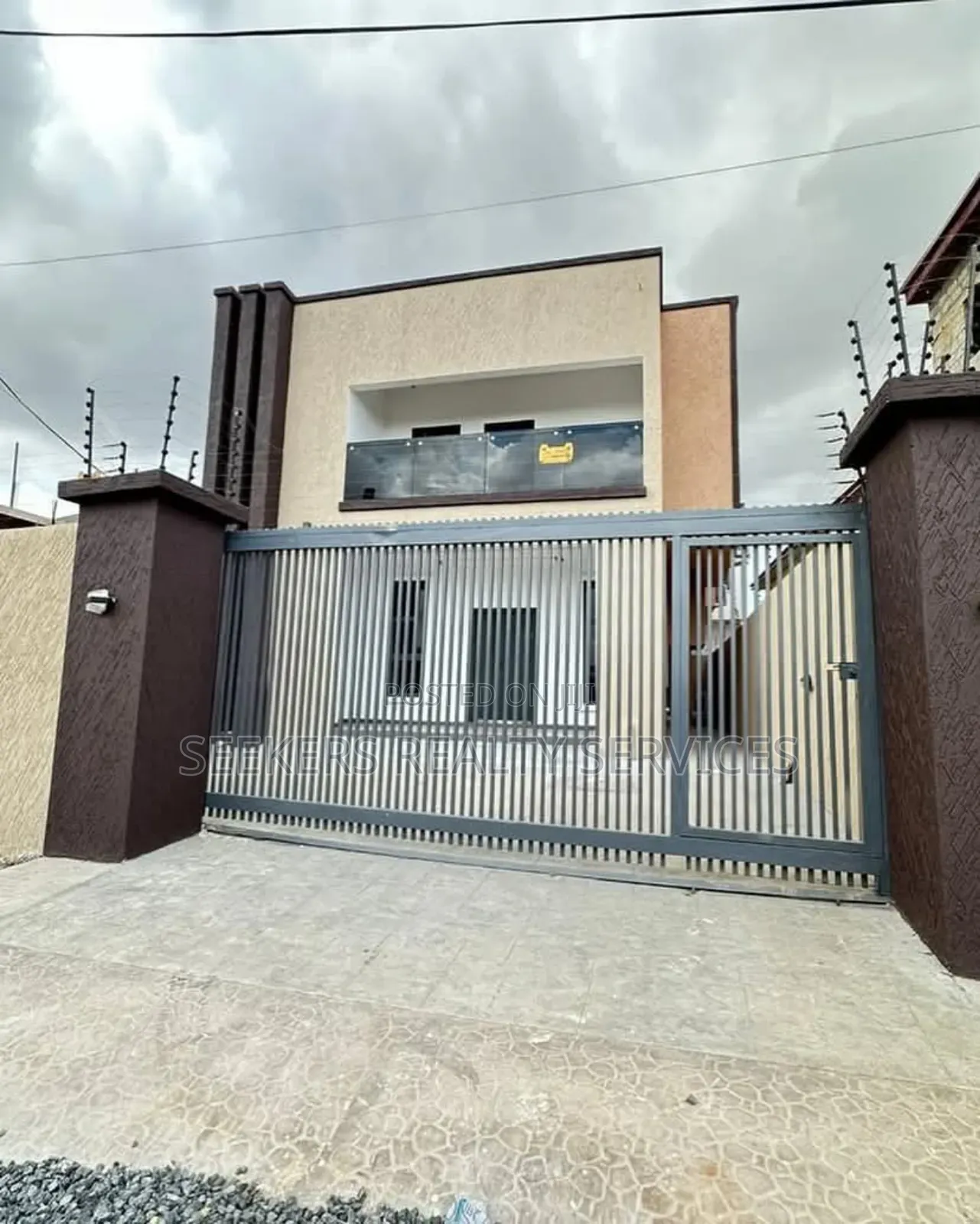 4bdrm Duplex in Seekers Realty, Lake Side Estate for sale in Lake Side Estate
