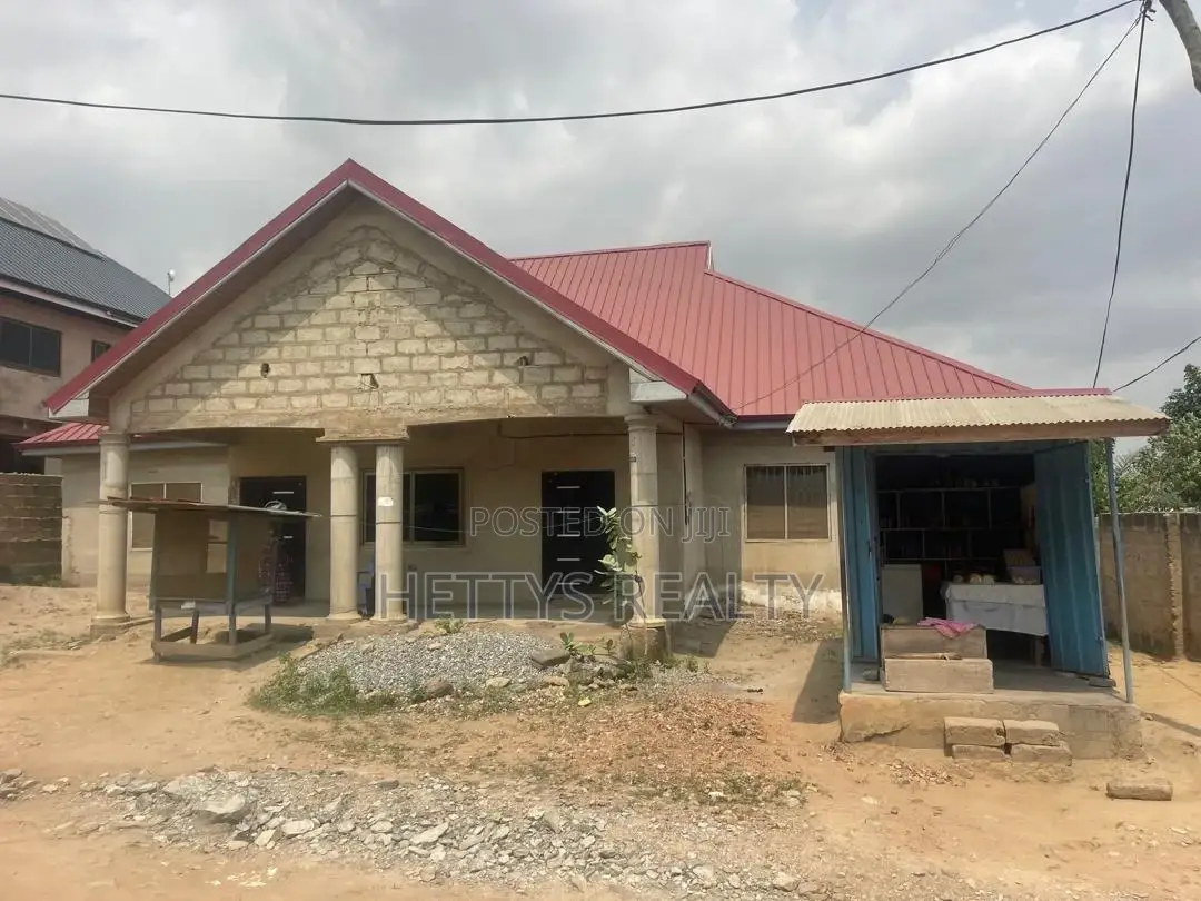 5bdrm House in Pokuase for sale in Pokuase