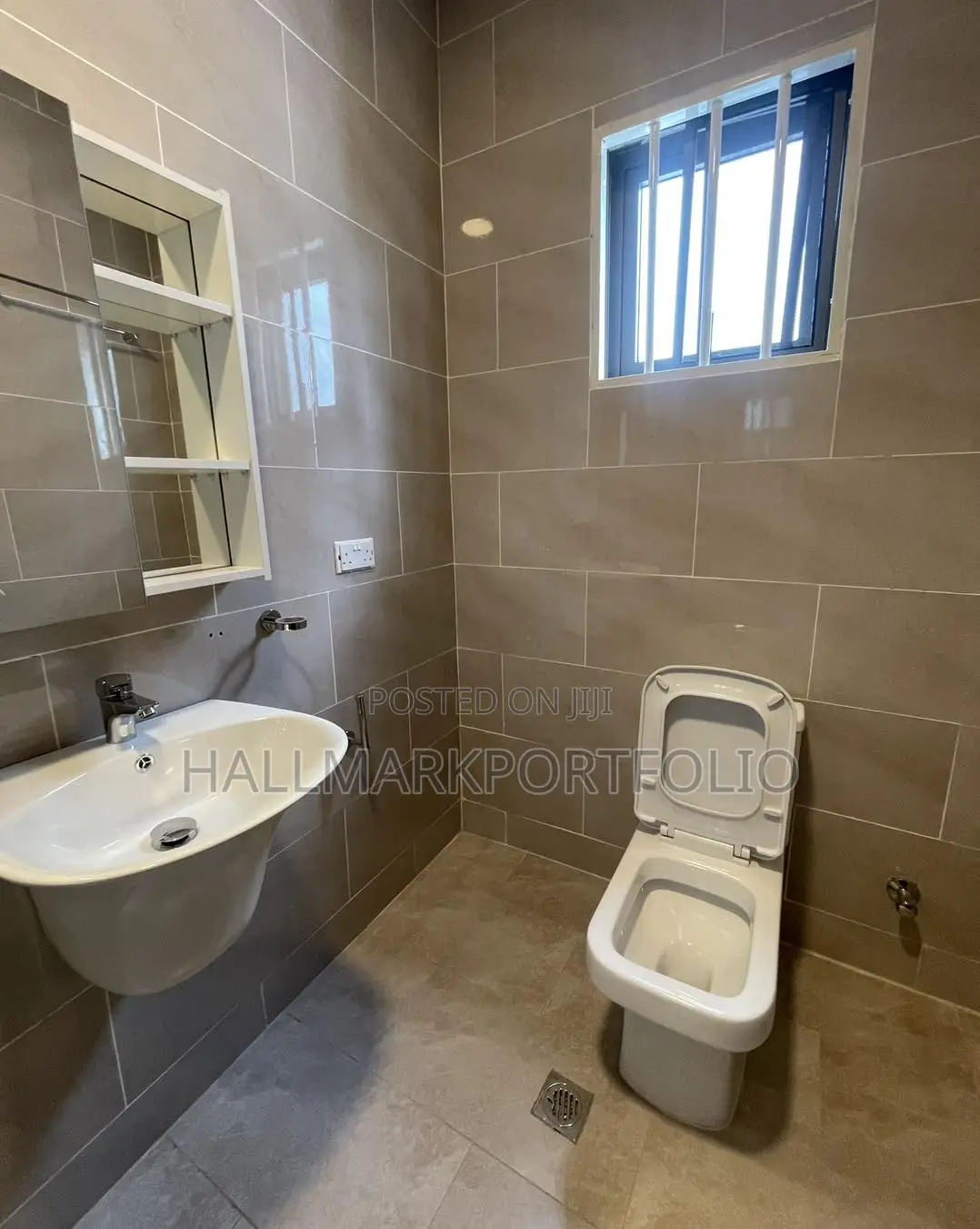 4bdrm House in Labone, Coffee Shop Area for sale in Coffee Shop Area