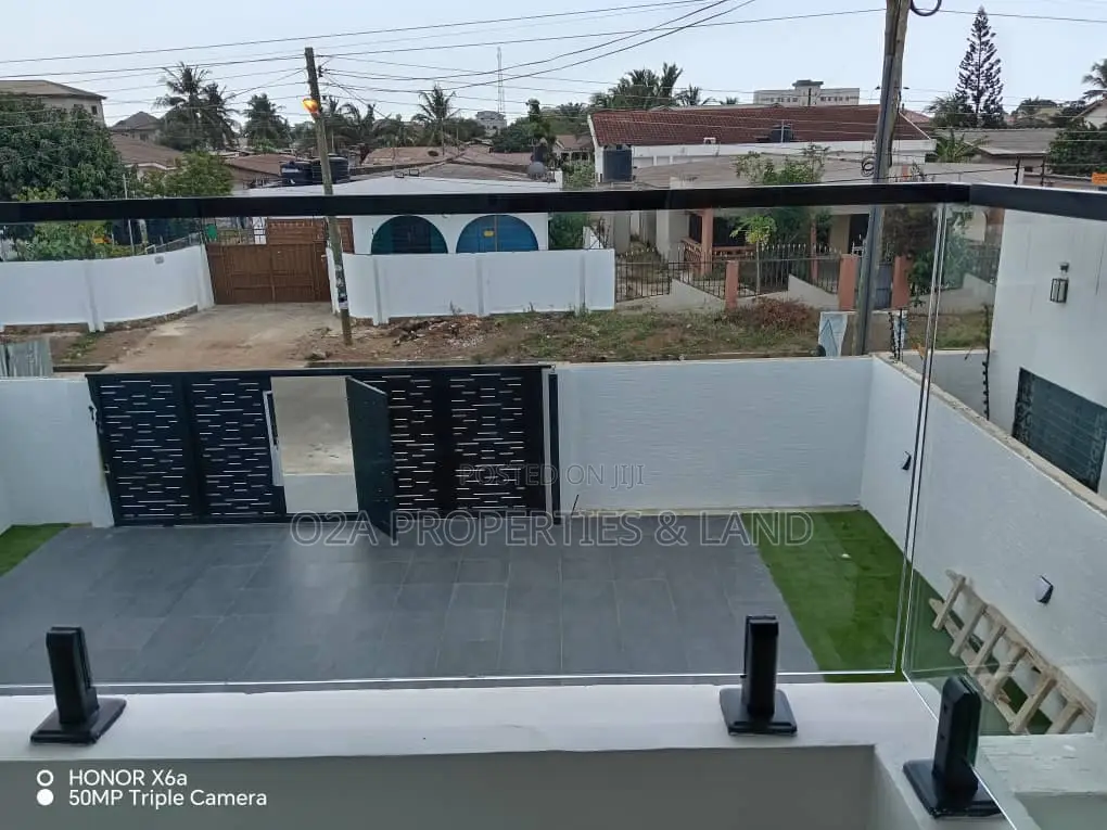 4bdrm House in Community 16, Sakumono for sale in Sakumono