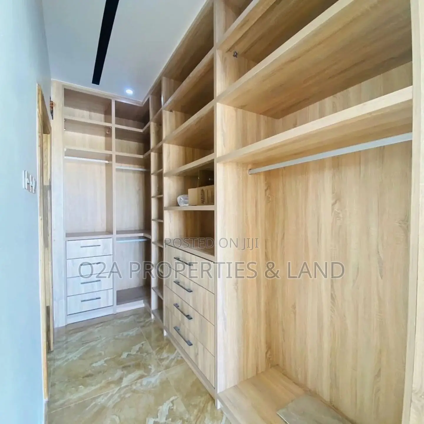 4bdrm House in East Airport for sale in Airport Residential Area
