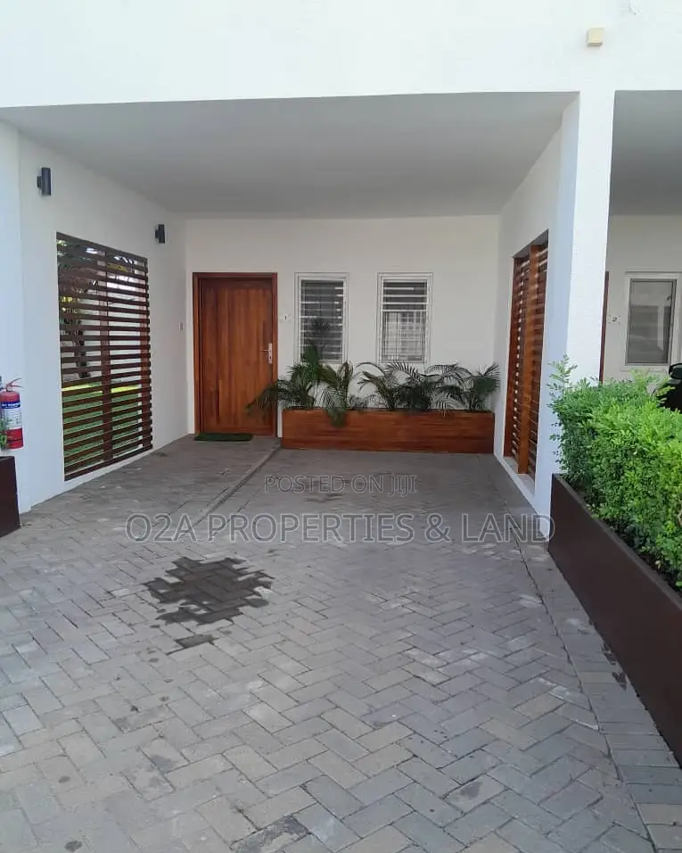 Furnished 3bdrm Townhouse / Terrace in East Legon, American House in American House