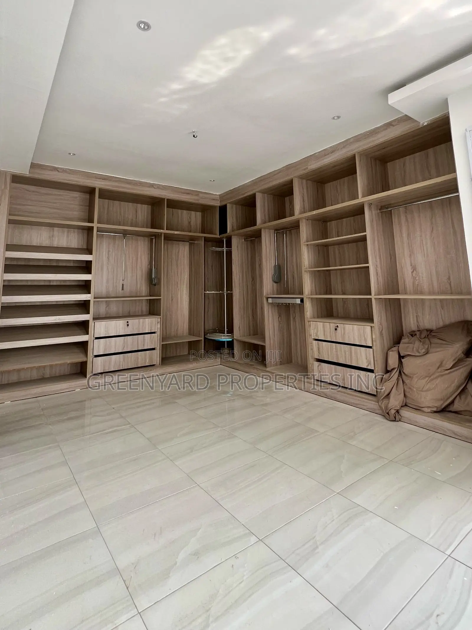 9bdrm Mansion in Trasacco, Adjiriganor for sale in Adjiriganor