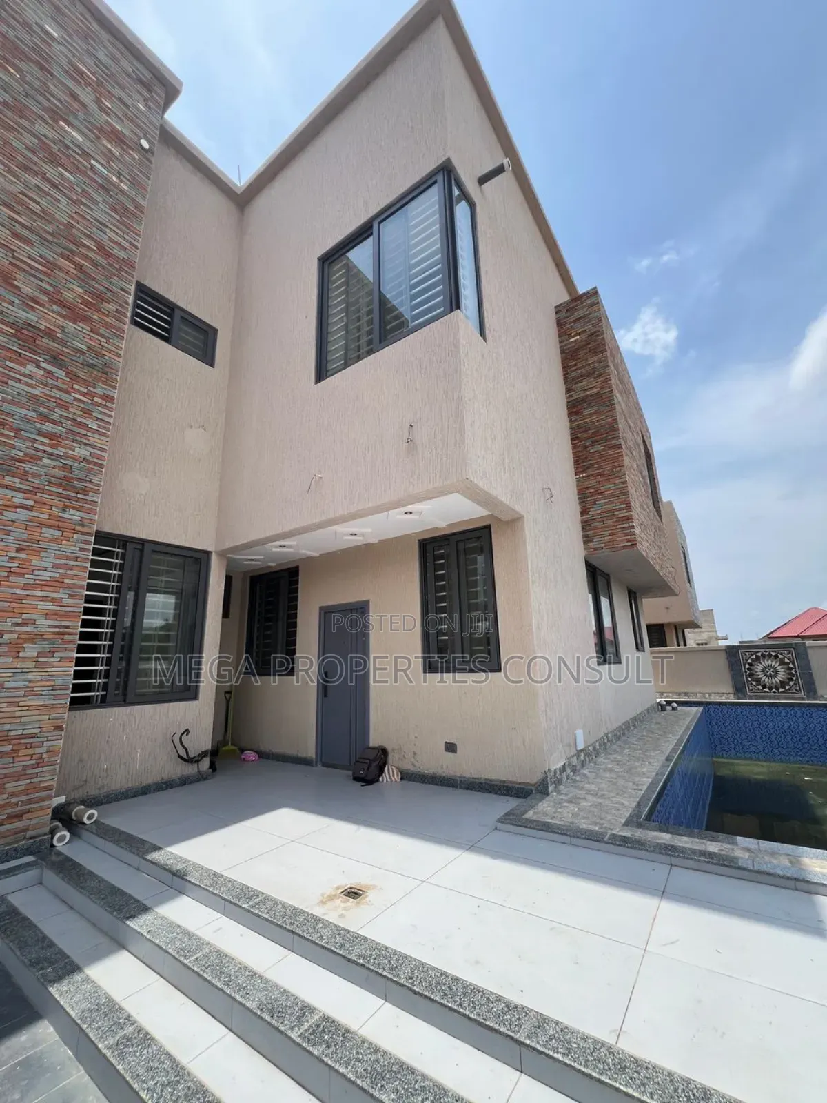 8bdrm Mansion in East Legon for sale in East Legon