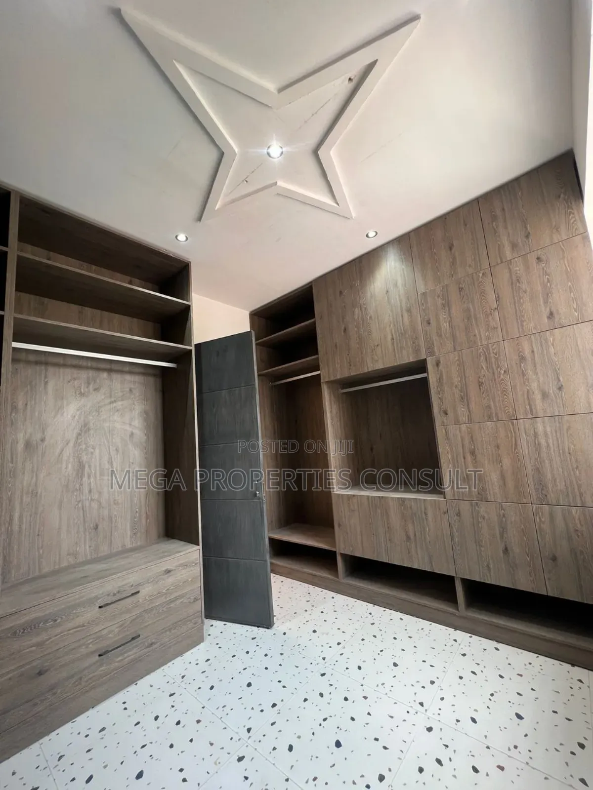 8bdrm Mansion in East Legon for sale in East Legon