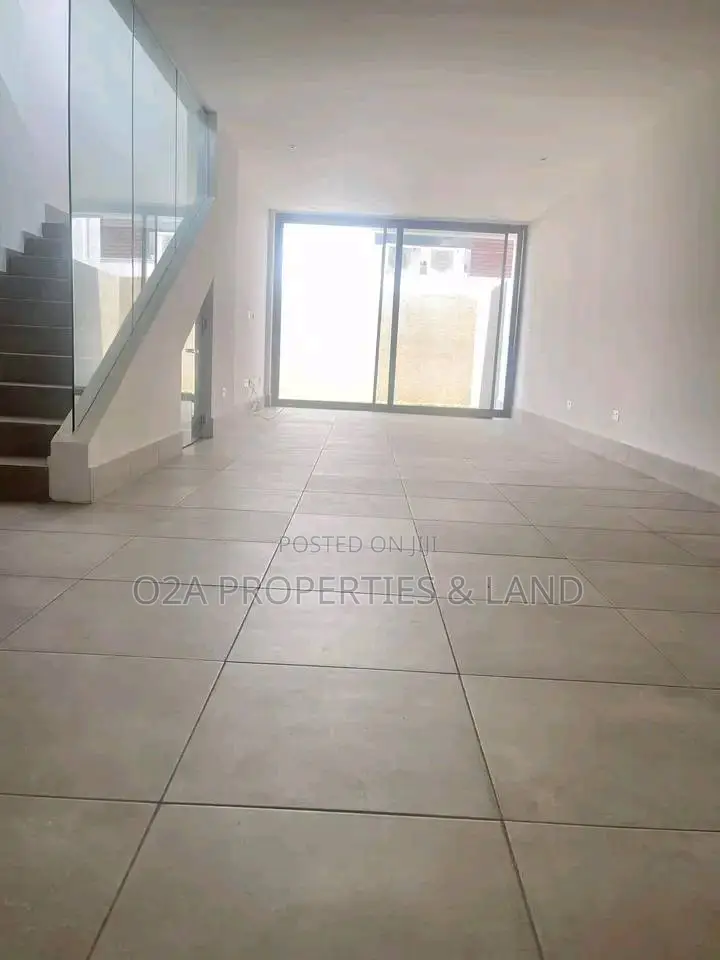 4bdrm Townhouse/Terrace in Cantonment, Accra, Acquinas for sale in Acquinas