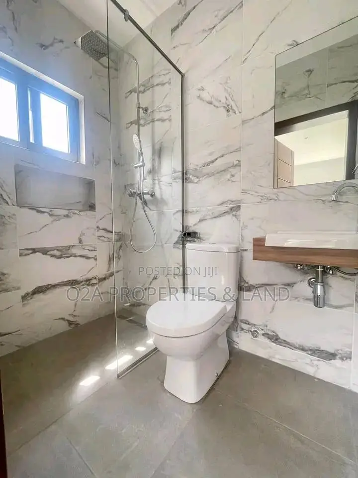 4bdrm Townhouse/Terrace in Cantonment, Accra, Acquinas for sale in Acquinas