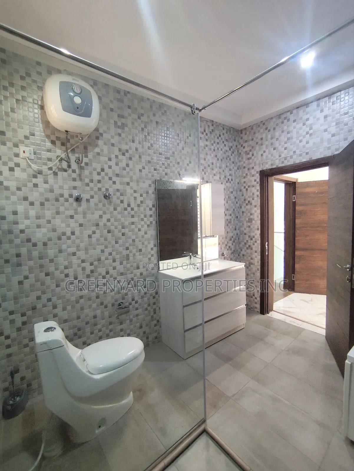 5bdrm House in American House, East Legon for rent in East Legon