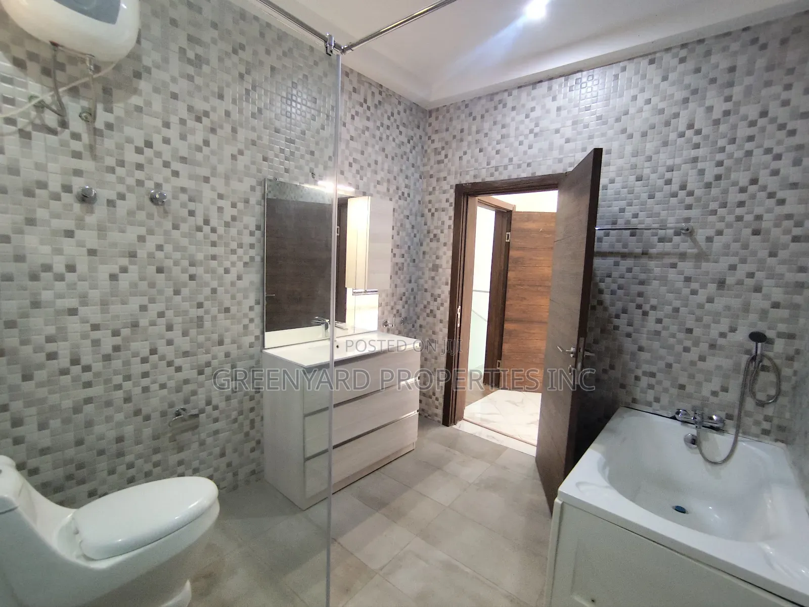 5bdrm House in American House, East Legon for sale in East Legon
