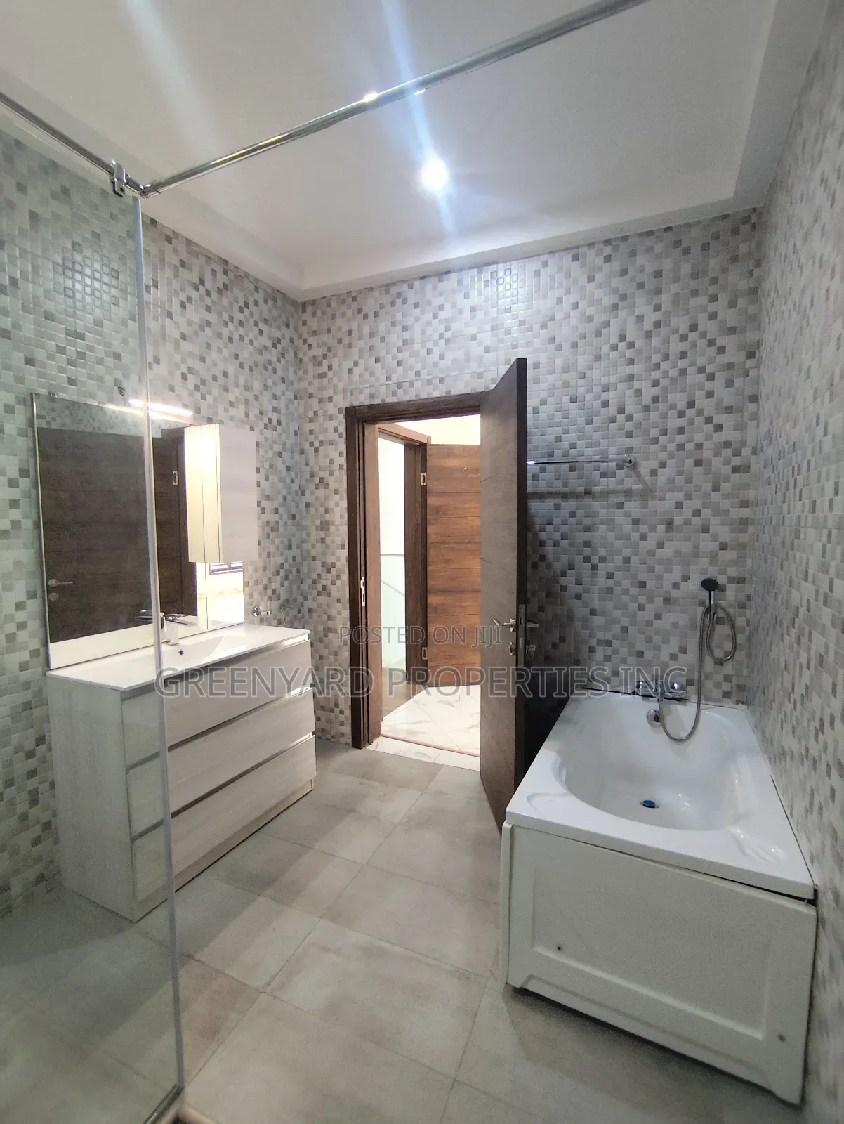 5bdrm House in American House, East Legon for sale in East Legon