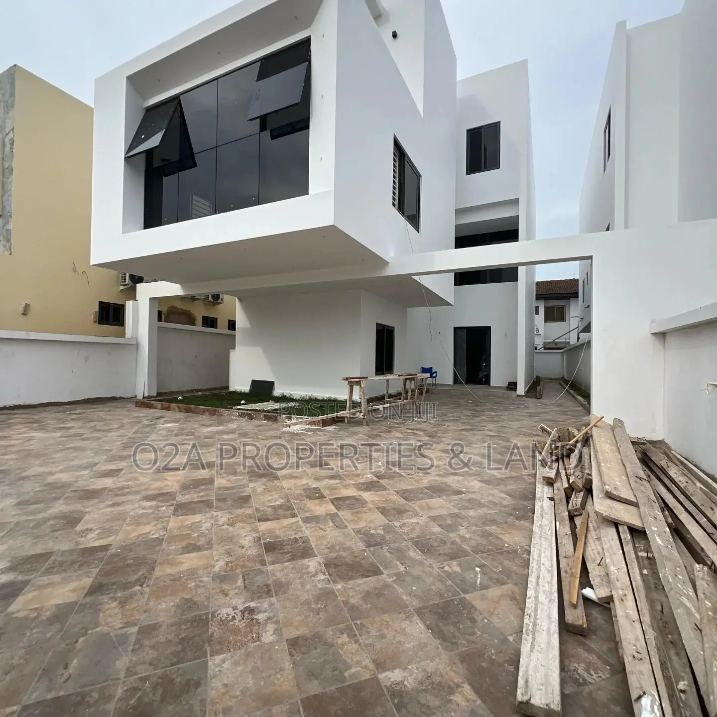 5bdrm House in East Legon, American House for sale in American House