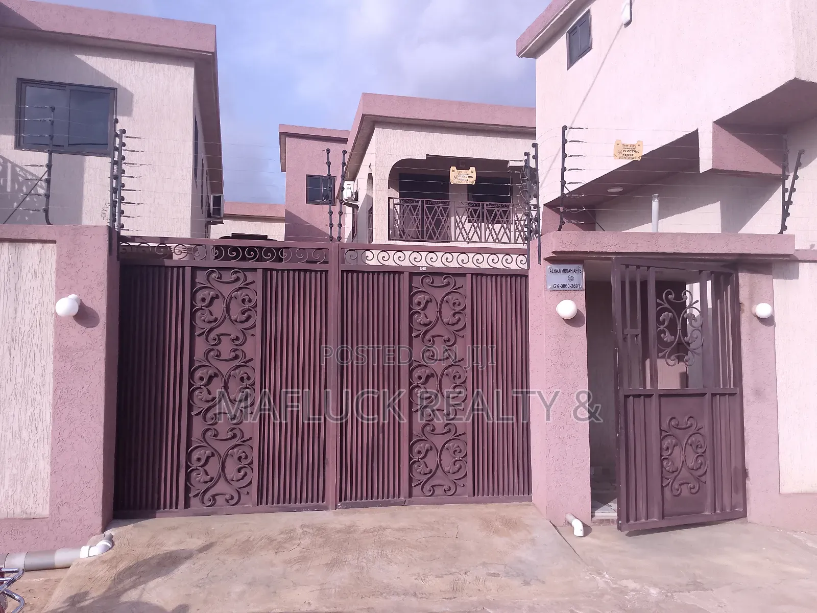 Chamber and Hall in Lake Side Estate