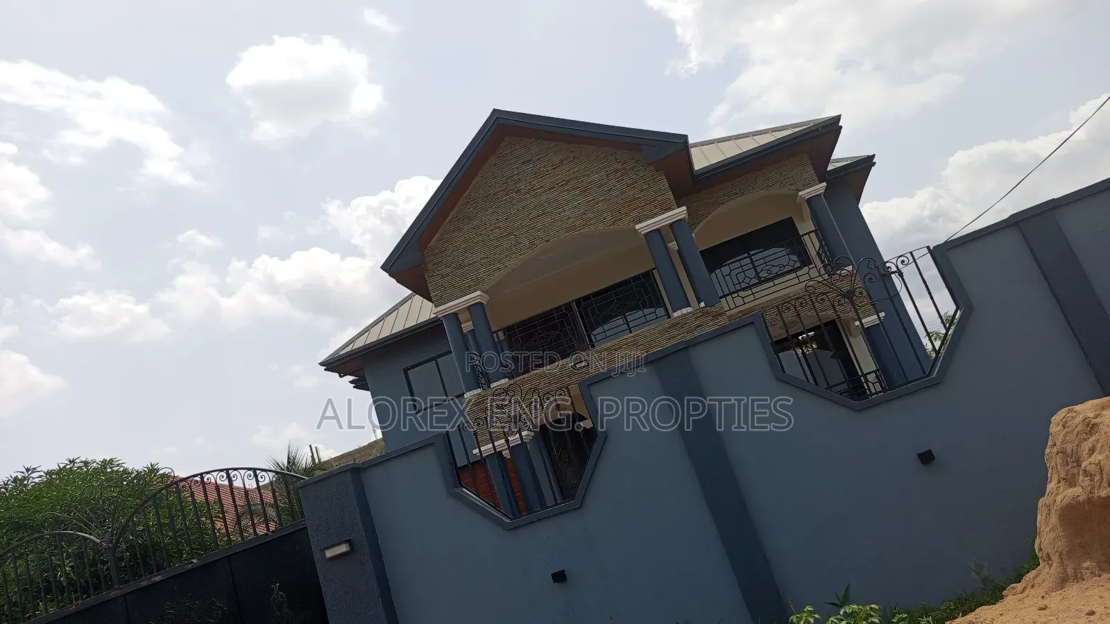 5bdrm House in Castle Gate Estate, Adenta for rent in Adenta