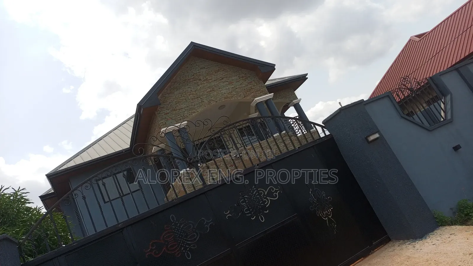 5bdrm House in Castle Gate Estate, Adenta for rent in Adenta