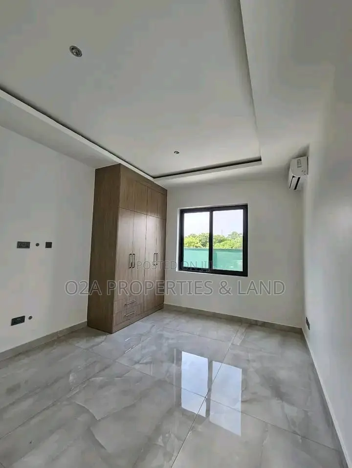 4bdrm Townhouse/Terrace in Cantonment, Accra, DVLA Area for sale in DVLA Area