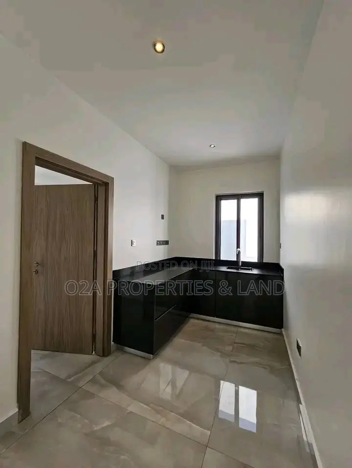 4bdrm Townhouse/Terrace in Cantonment, Accra, DVLA Area for sale in DVLA Area