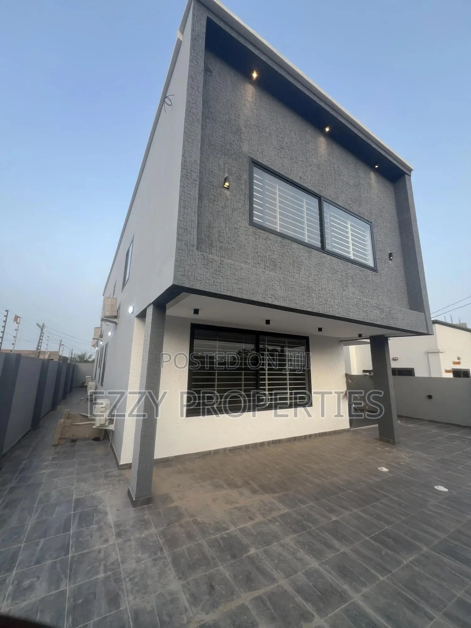 4bdrm Duplex in Lakeside Community 8, Ashaley Botwe for sale in Ashaley Botwe