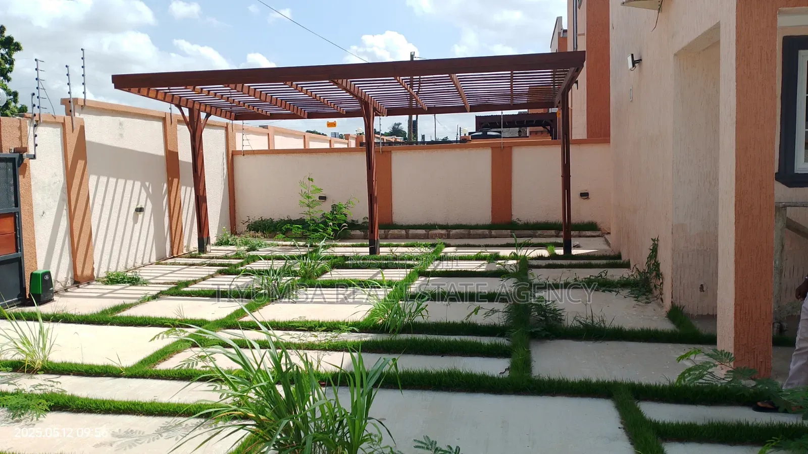 4bdrm Duplex in Tiyumba Real Estate, Airport Residential Area for rent in Airport Residential Area