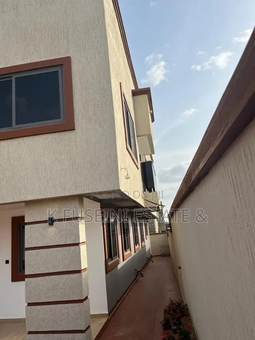 5bdrm House in K Fuseini Estate, Kumasi Metropolitan for sale in Kumasi Metropolitan