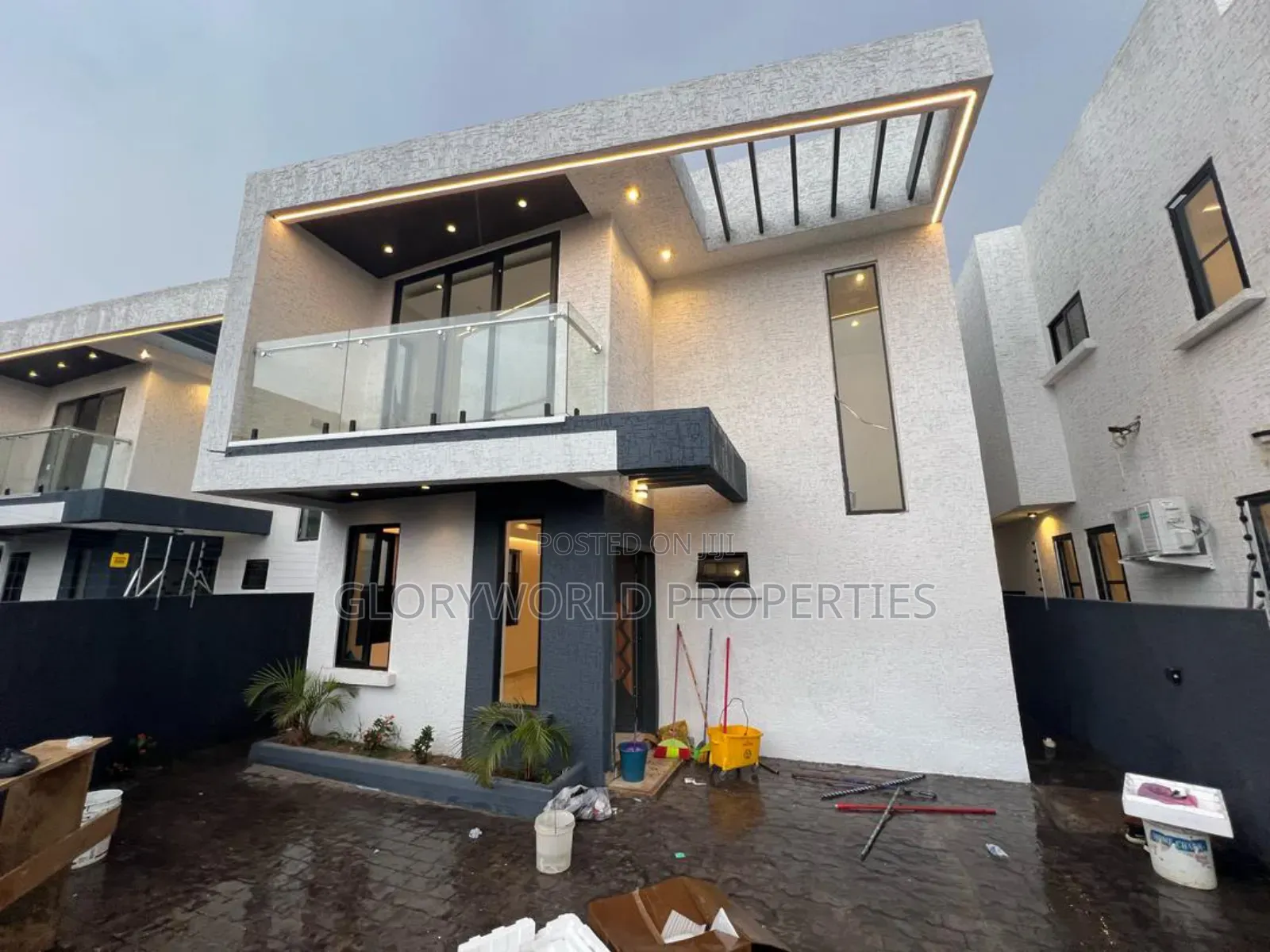 4bdrm Duplex in Ashaley Botwe for sale in Ashaley Botwe