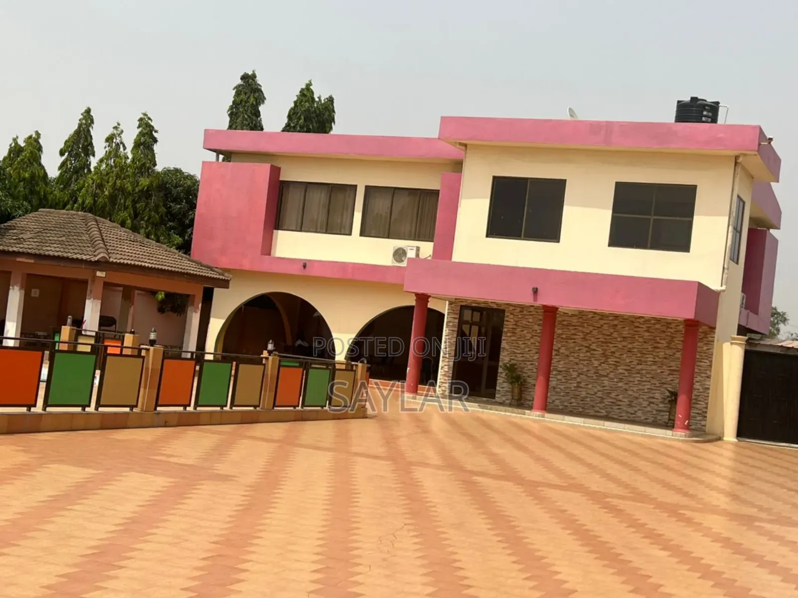 A Fairly Used Hotel on Hot Sale Tema Comm5 in Tema Metropolitan