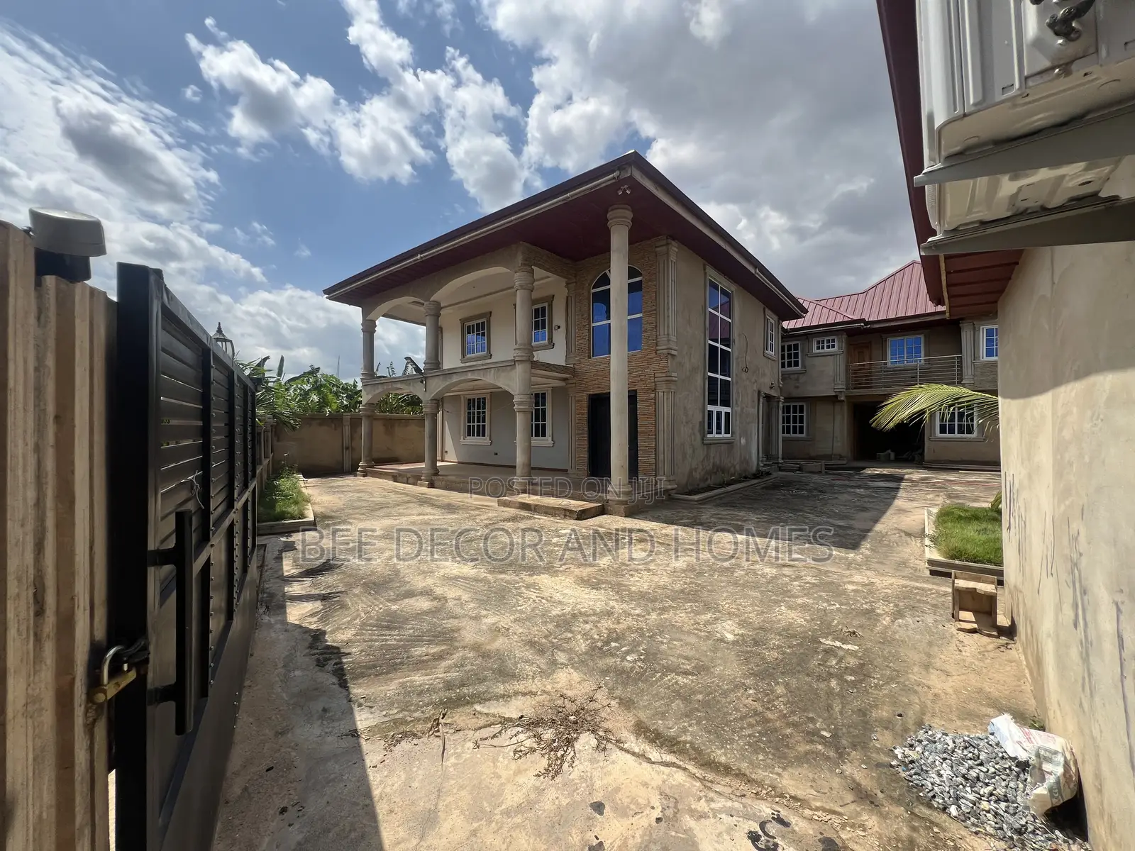 6bdrm House in Bee Decor & Homes, Old Ashomang for rent in Old Ashomang