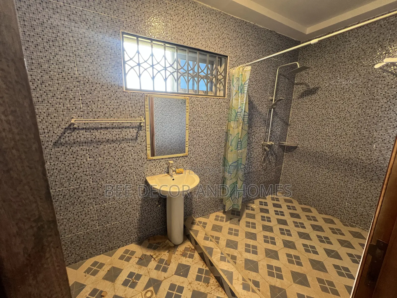 6bdrm House in Bee Decor & Homes, Old Ashomang for rent in Old Ashomang