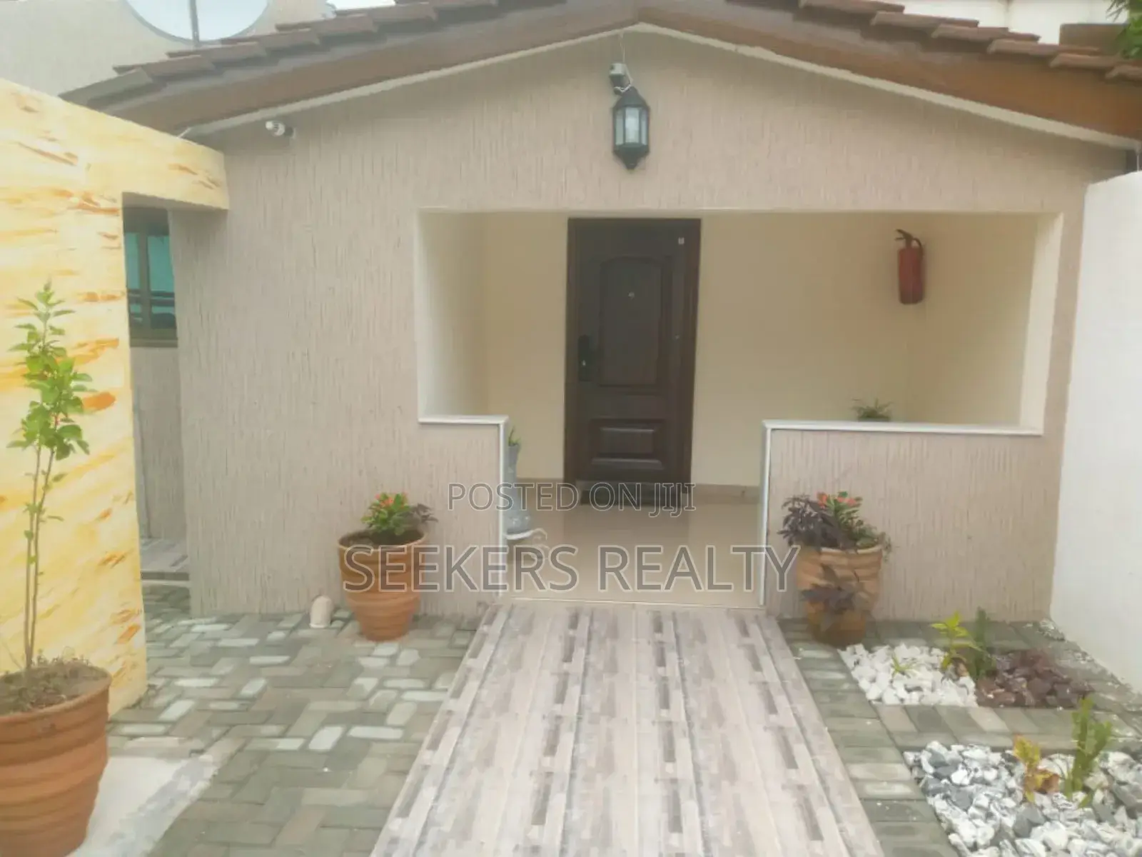 Furnished 2bdrm House in Seekers Realty, Labone for rent in Labone
