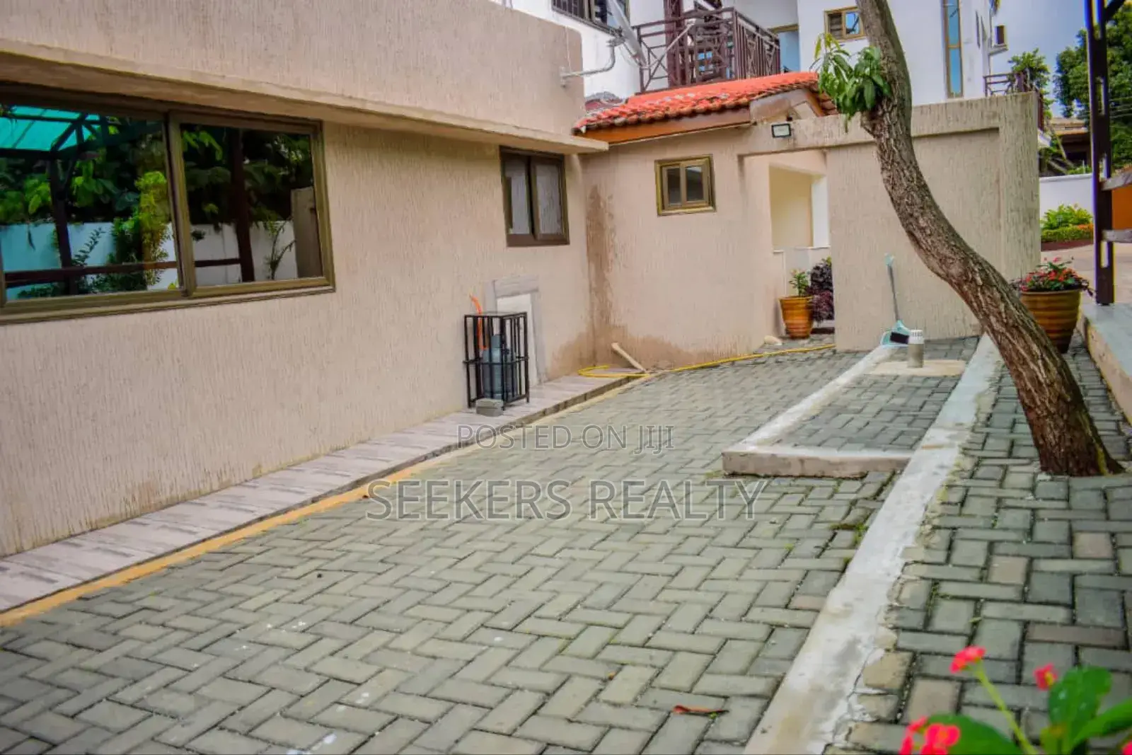 Furnished 2bdrm House in Seekers Realty, Labone for rent in Labone