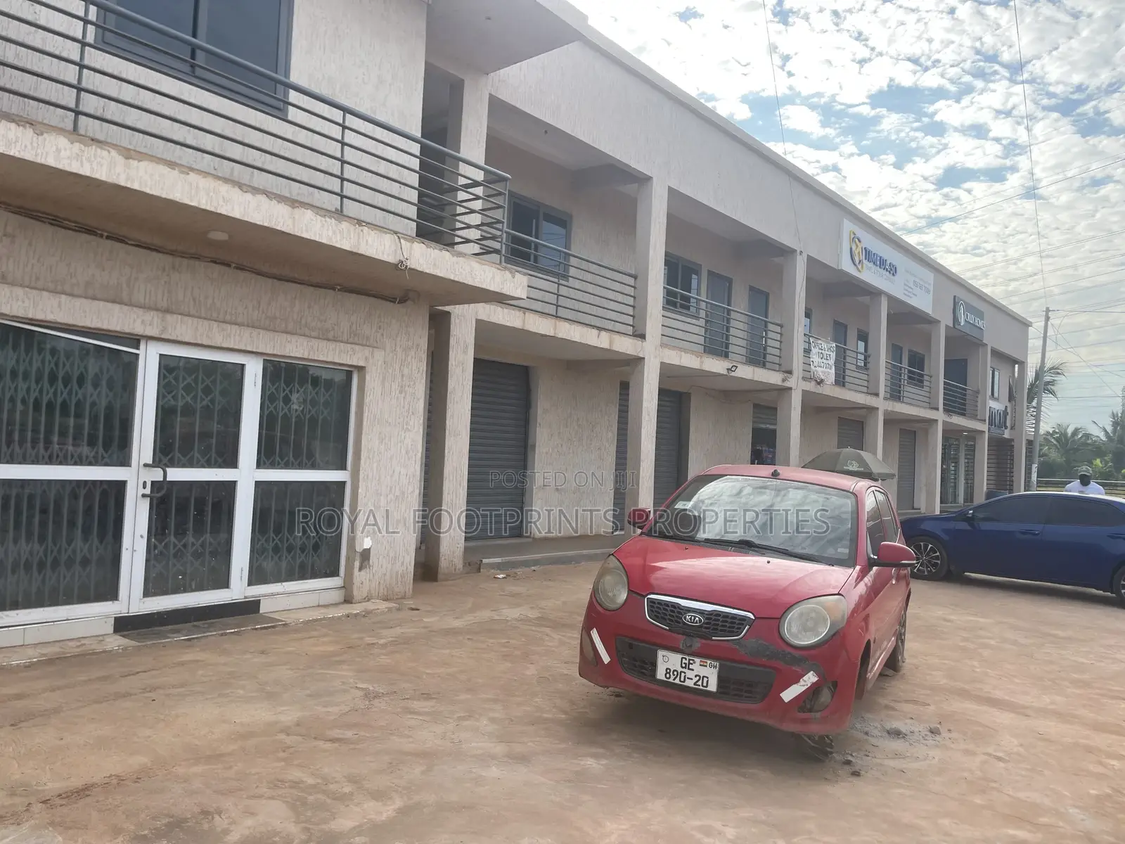 A Spacious Shop/Office Space in Adjiriganor