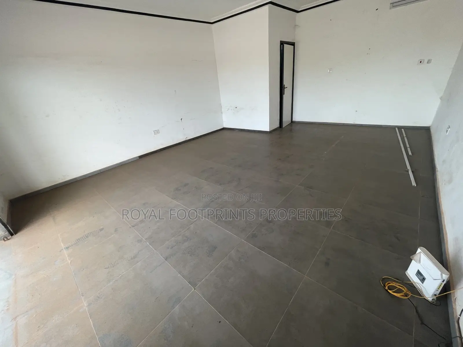 A Spacious Shop/Office Space in Adjiriganor