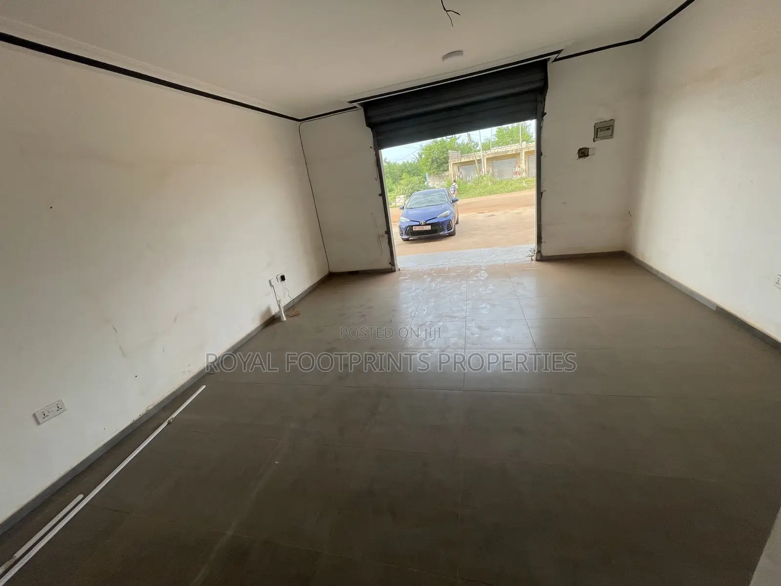 A Spacious Shop/Office Space in Adjiriganor