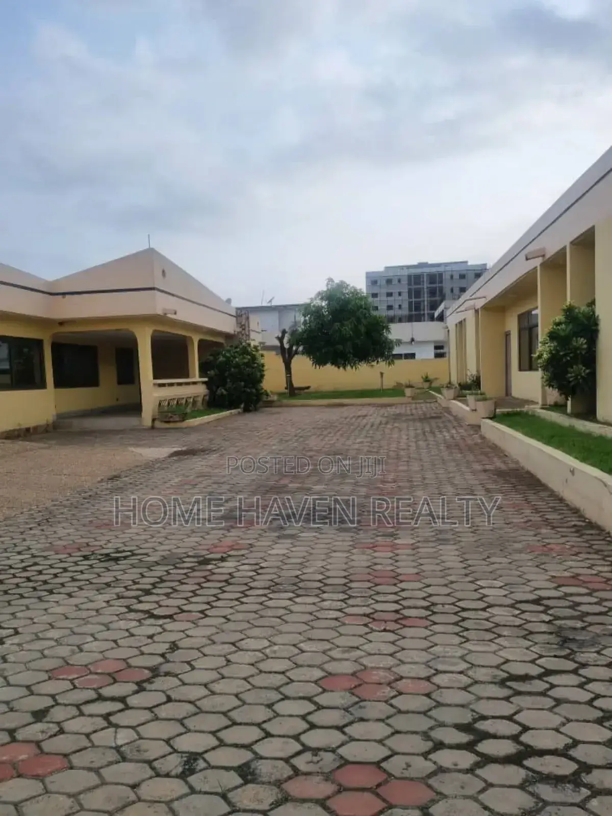 13bdrm House in West, Airport Residential Area for rent in Airport Residential Area