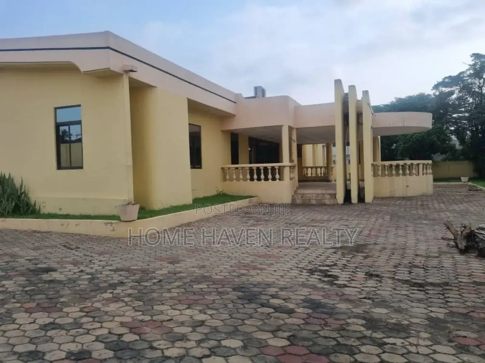 13bdrm House in West, Airport Residential Area for rent in Airport Residential Area