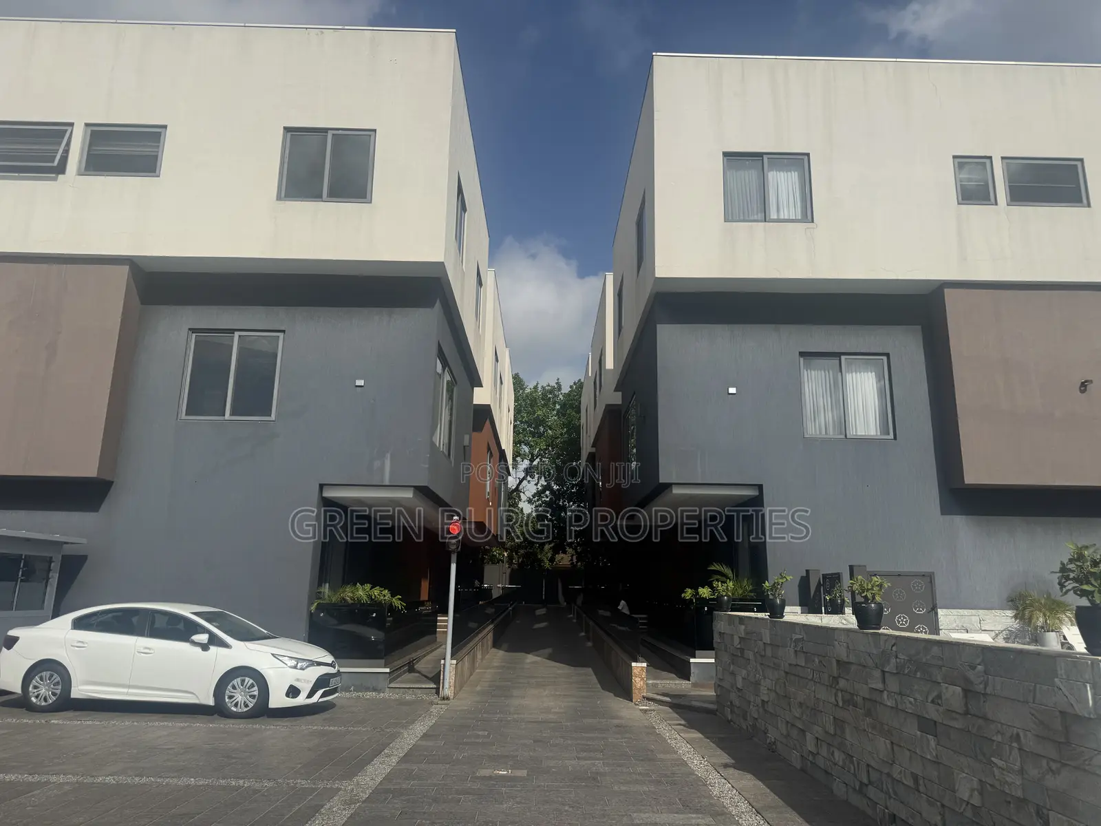 Furnished 5bdrm Townhouse / Terrace in Green, East Legon for rent in East Legon