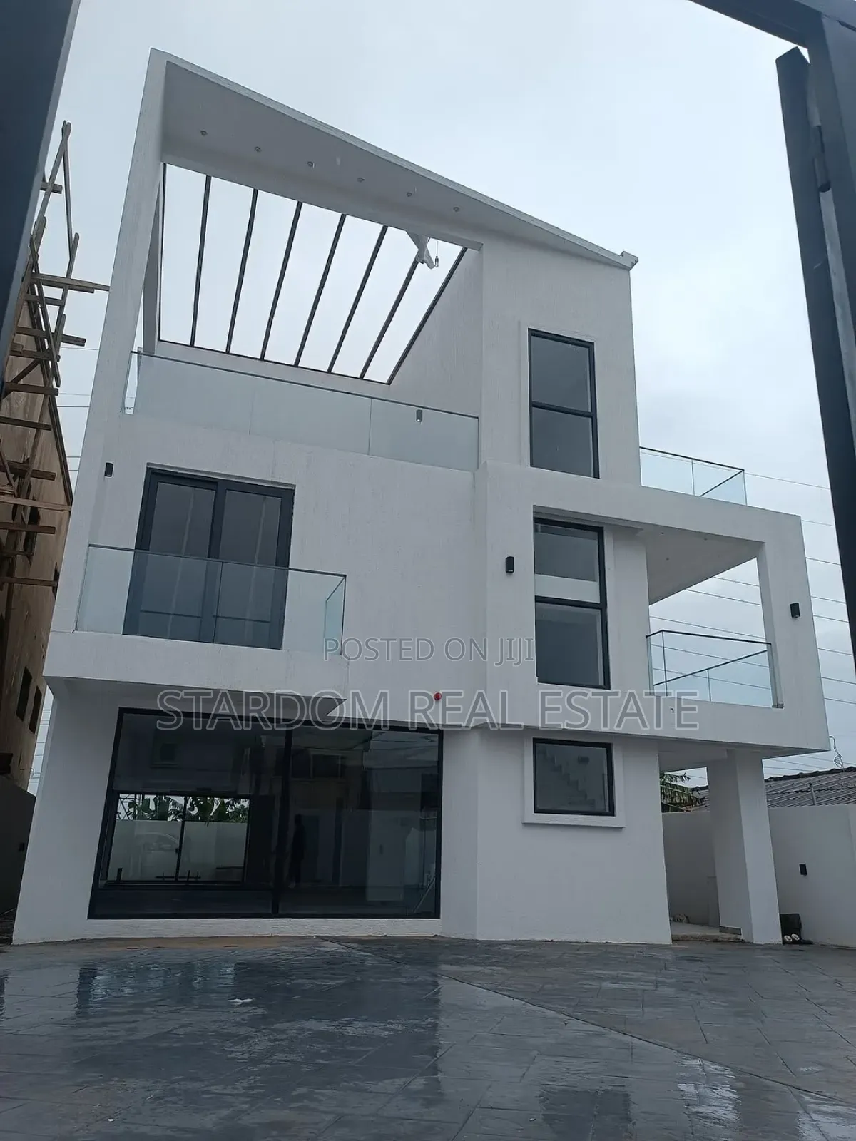 4bdrm Duplex in East Legon for sale in East Legon