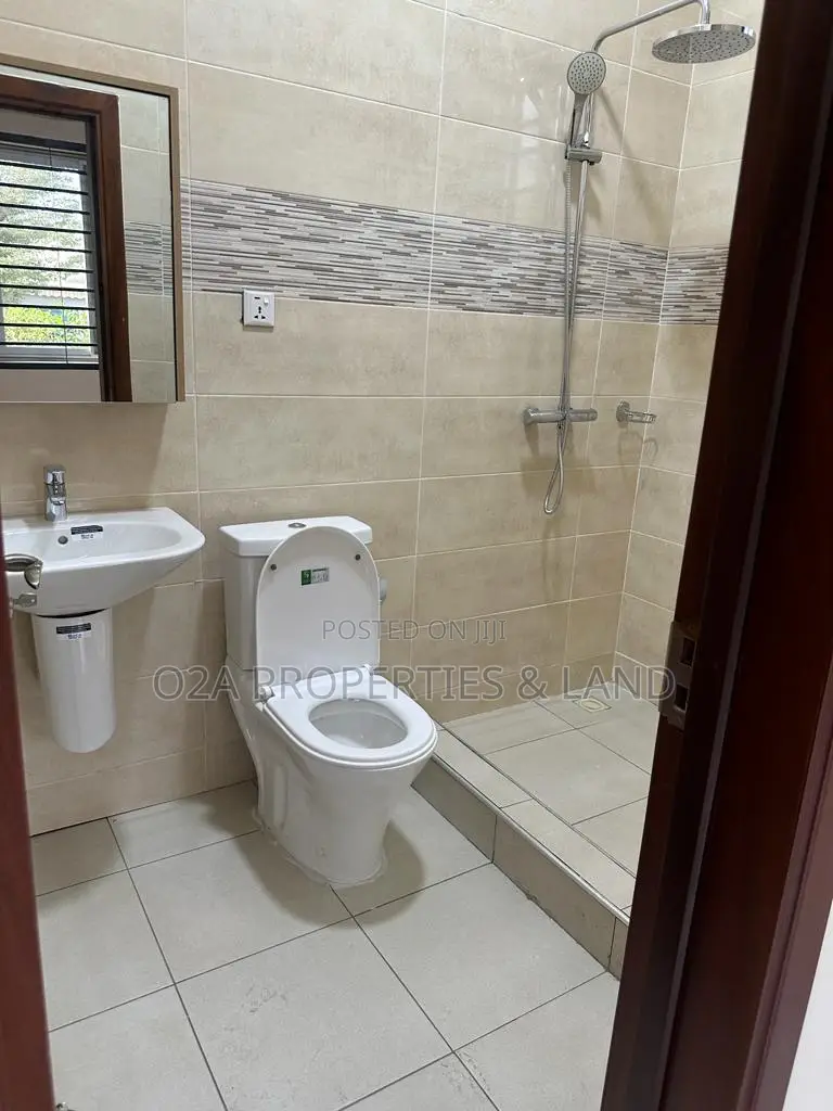 4bdrm House in Community 25, Sakumono for sale in Sakumono