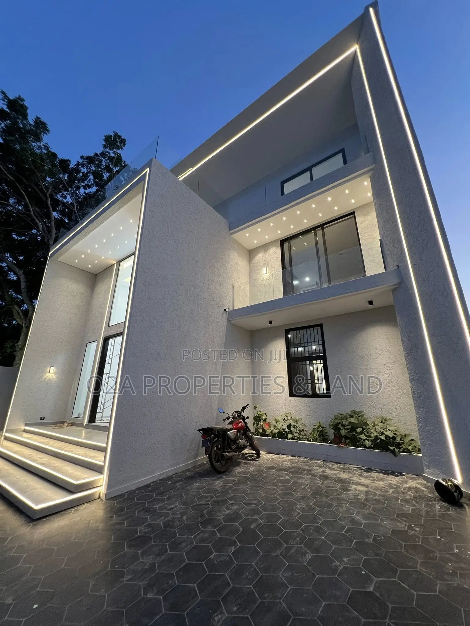 7bdrm House in East Legon, American House for sale in American House