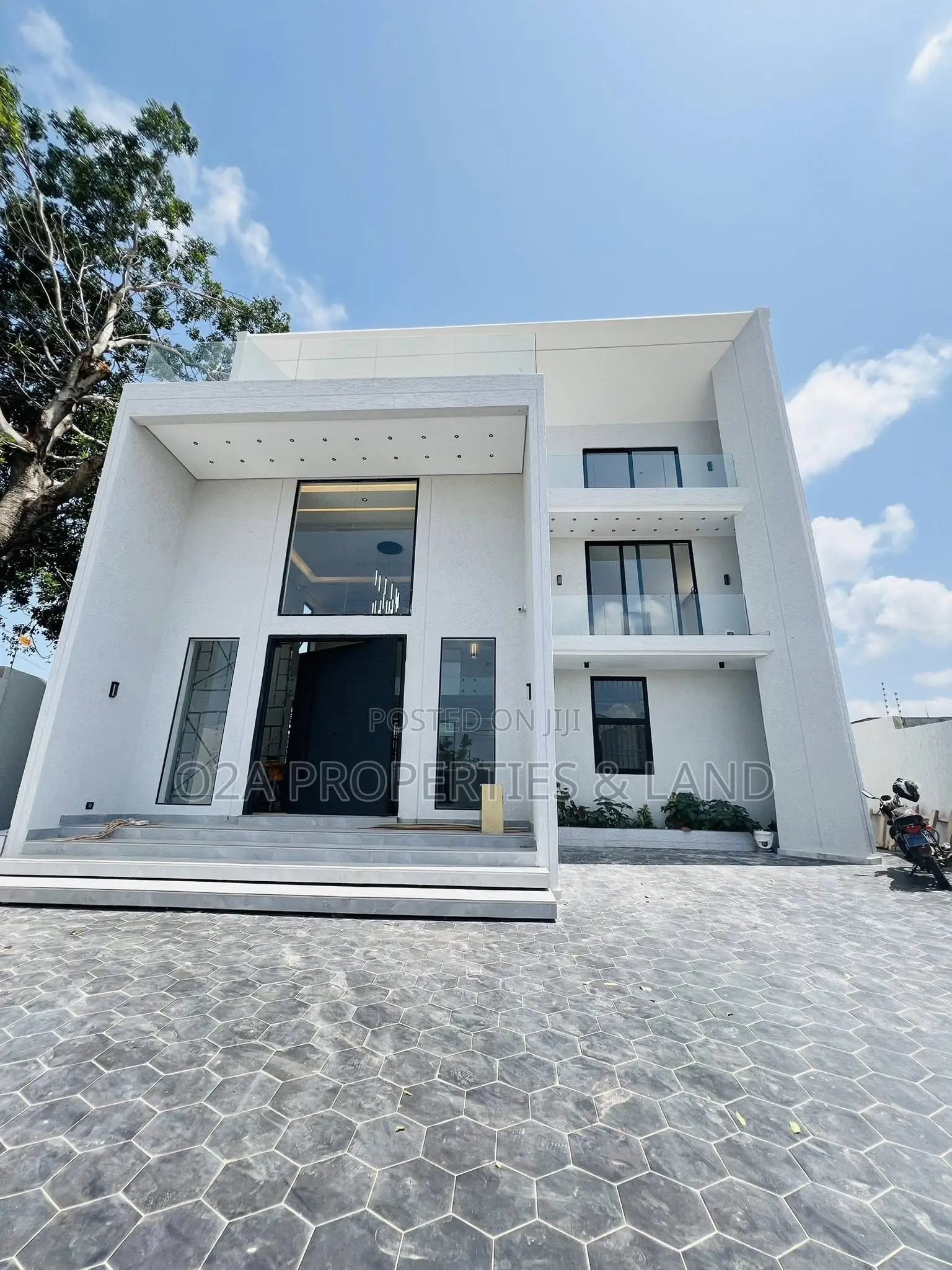 6bdrm House in East Legon, A&C Mall Area for sale in A&C Mall Area