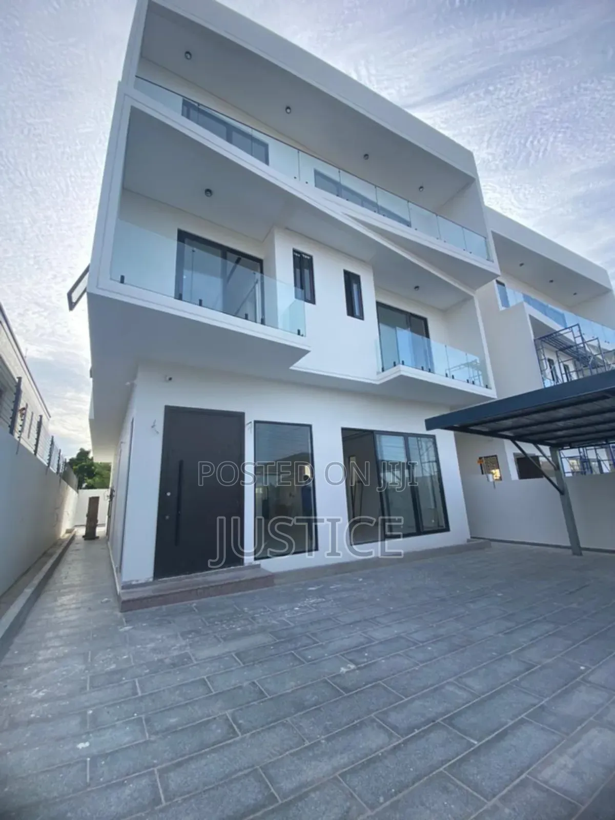 4bdrm Duplex in East Legon, American House for sale in American House