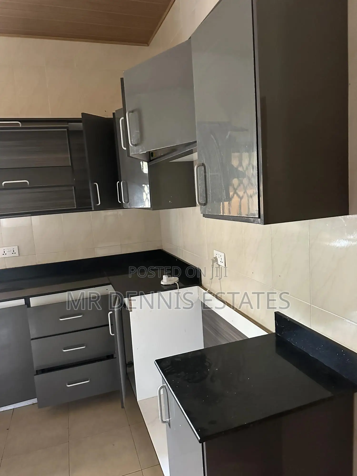 3bdrm House in Westhillls Mall for rent in West Hills Mall Area