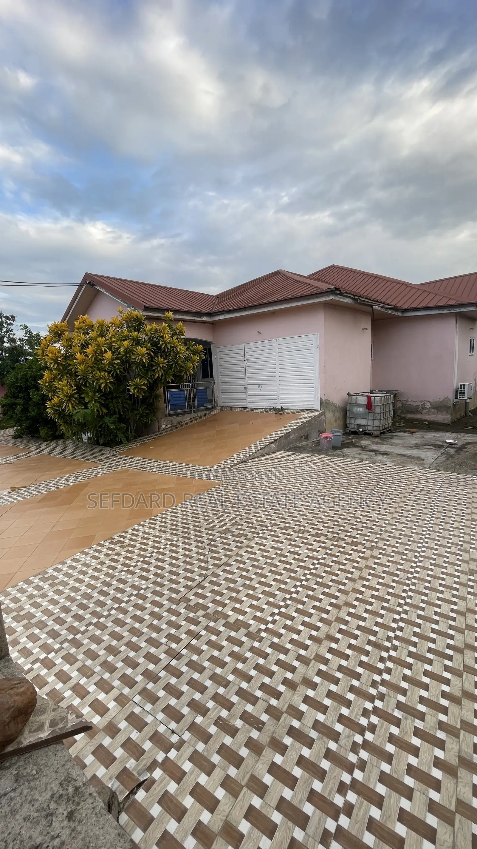 Furnished 3bdrm House in Sefdard Real Estate, Amasaman for sale in Amasaman