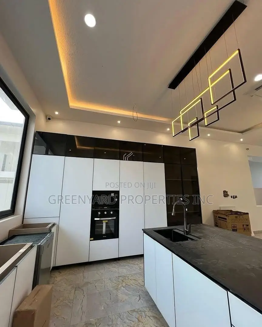 5bdrm House in American House, East Legon for sale in East Legon