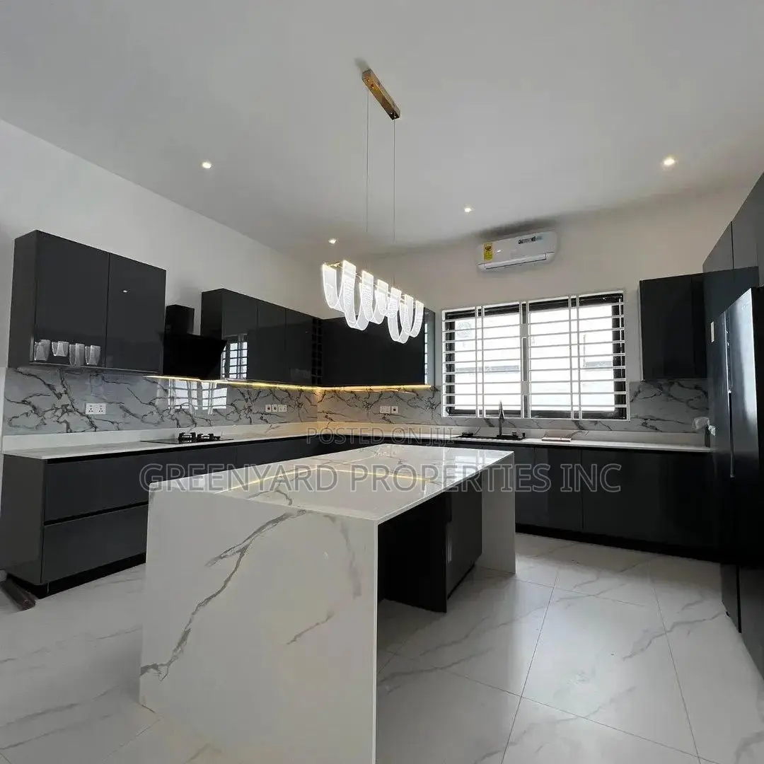 5bdrm House in Sakumono for sale in Sakumono