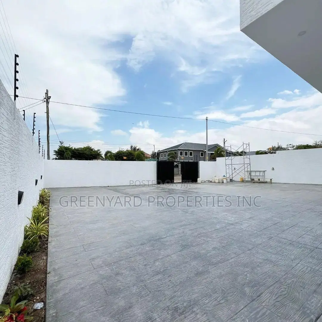 5bdrm House in Sakumono for sale in Sakumono